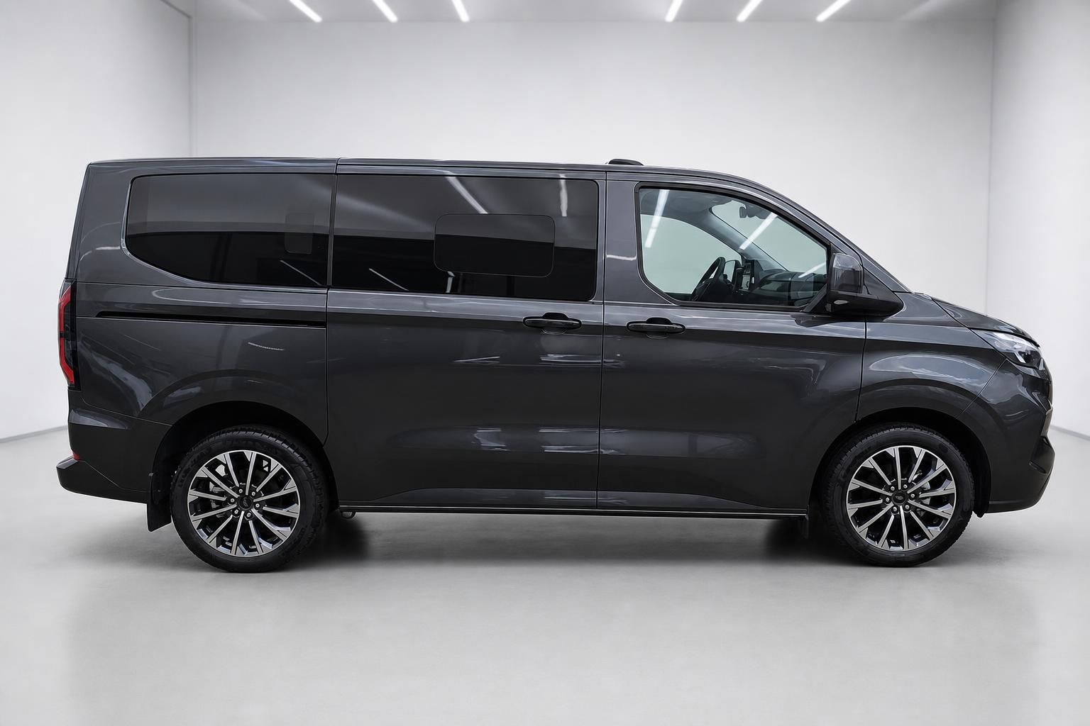 Ford Tourneo Custom Van in Grau, Seitenansicht