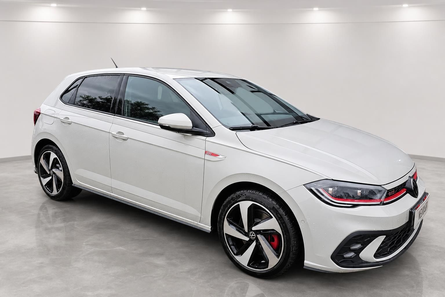 VW Polo GTI weiß, Frontansicht schräg im Studio