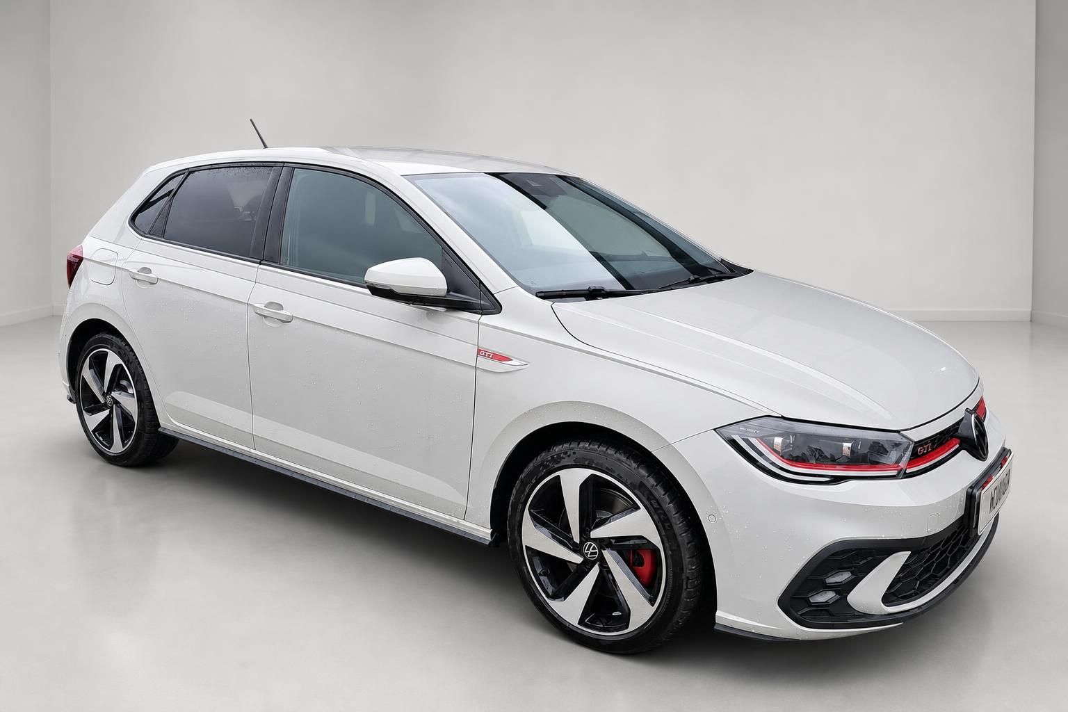 VW Polo GTI weiß, Frontansicht schräg im Studio