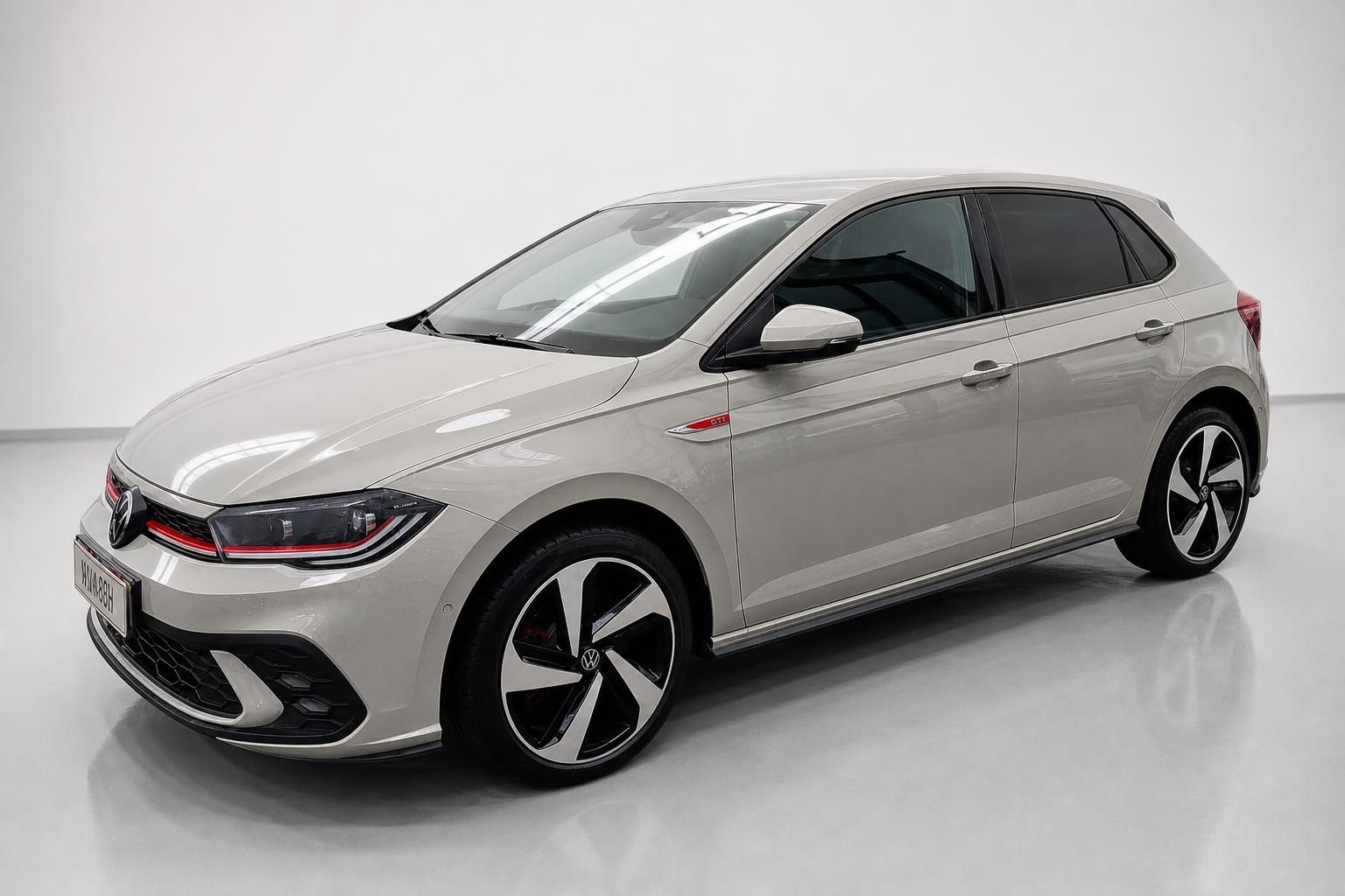 VW Polo GTI beige, Frontansicht schräg im Studio