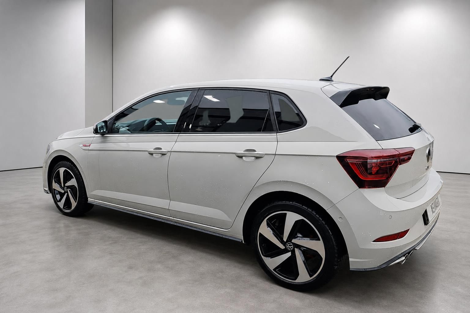 VW Polo GTI weiß, Heckansicht seitlich im Studio