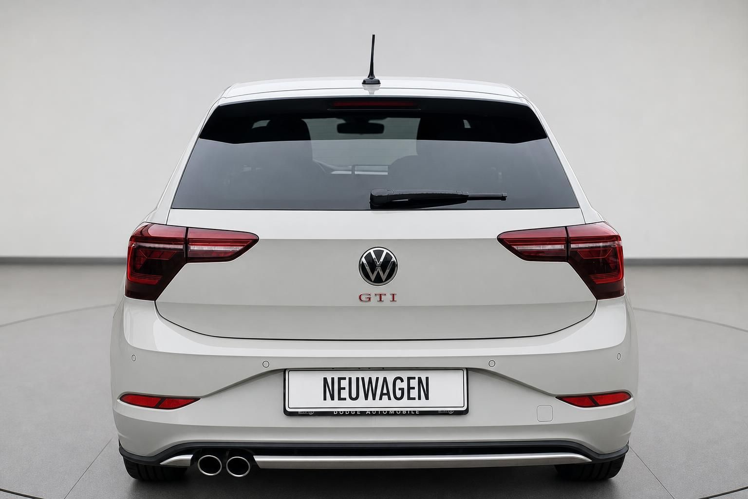VW Polo GTI weiß, Heckansicht mit Doppelauspuff