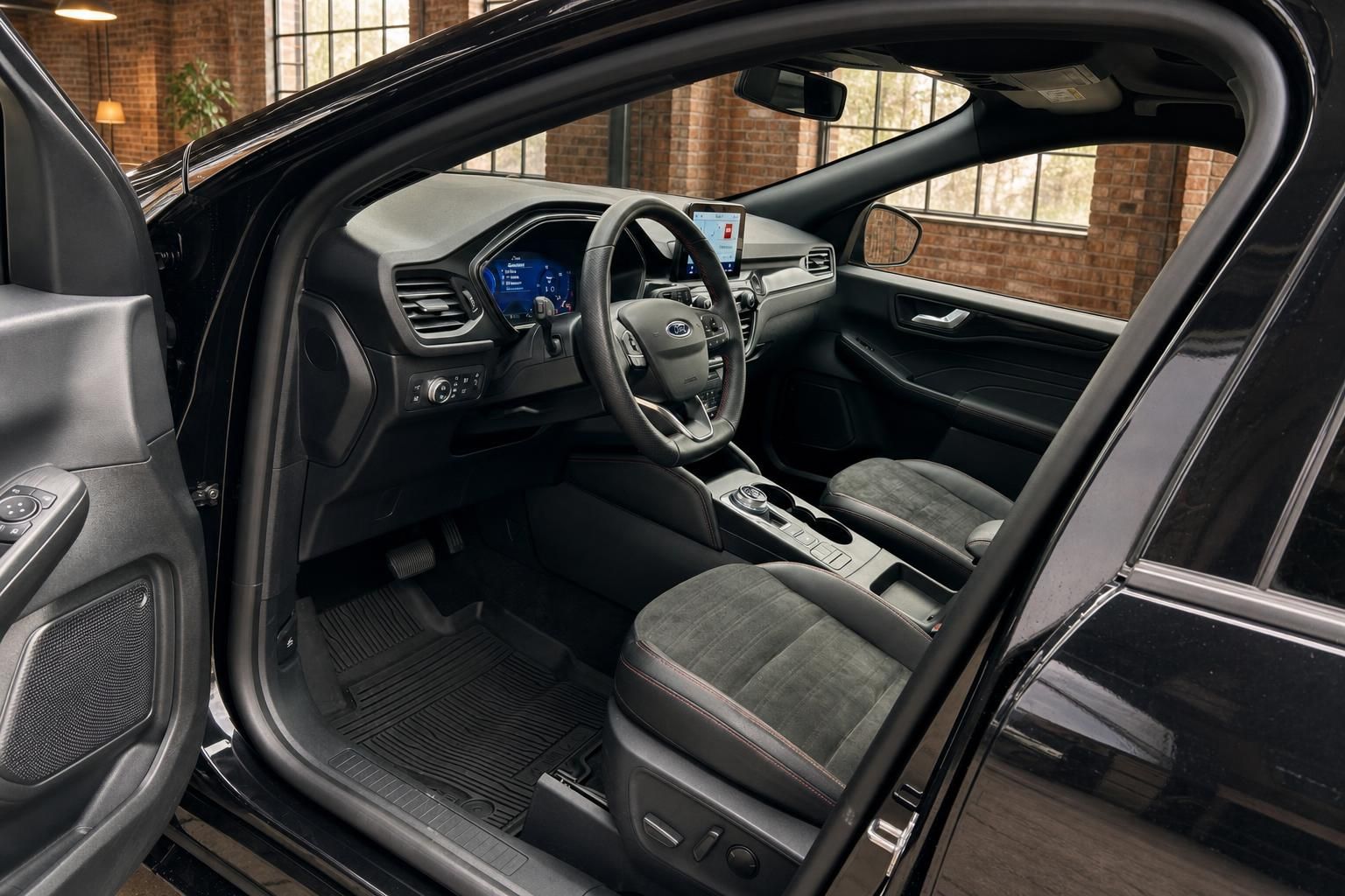 Ford Kuga Innenraum Cockpit mit Lederlenkrad und Sportsitzen