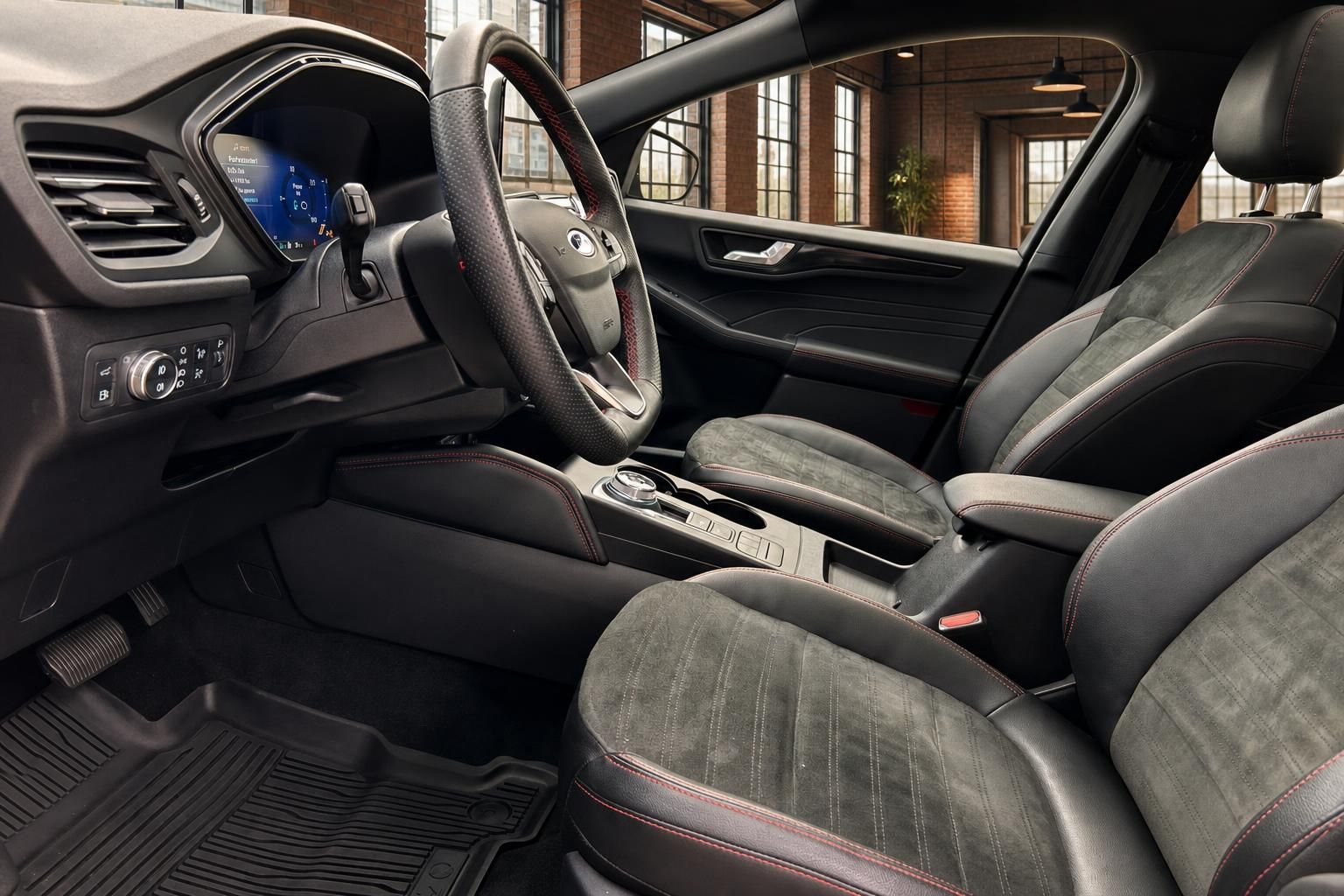 Ford Innenraum mit Vordersitzen und Lenkrad in Leder-Alcantara-Optik