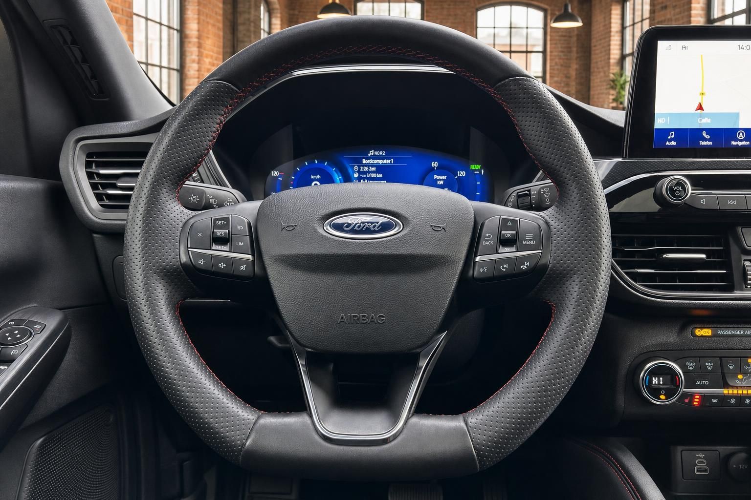 Ford Lenkrad Nahaufnahme mit Bedienelementen und digitalem Tacho