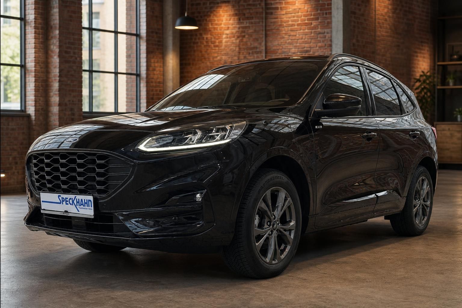 Ford Kuga schwarz Frontansicht schraeg in Showroom-Halle