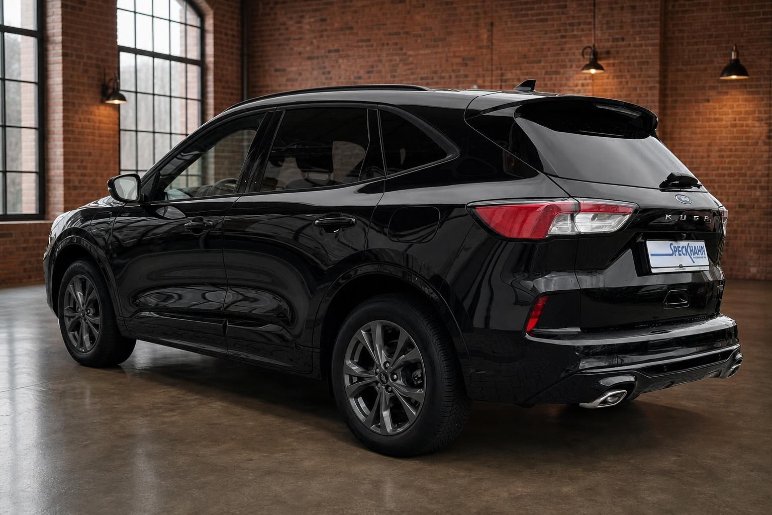 Ford Kuga schwarz Heckansicht seitlich unter Industrieleuchten