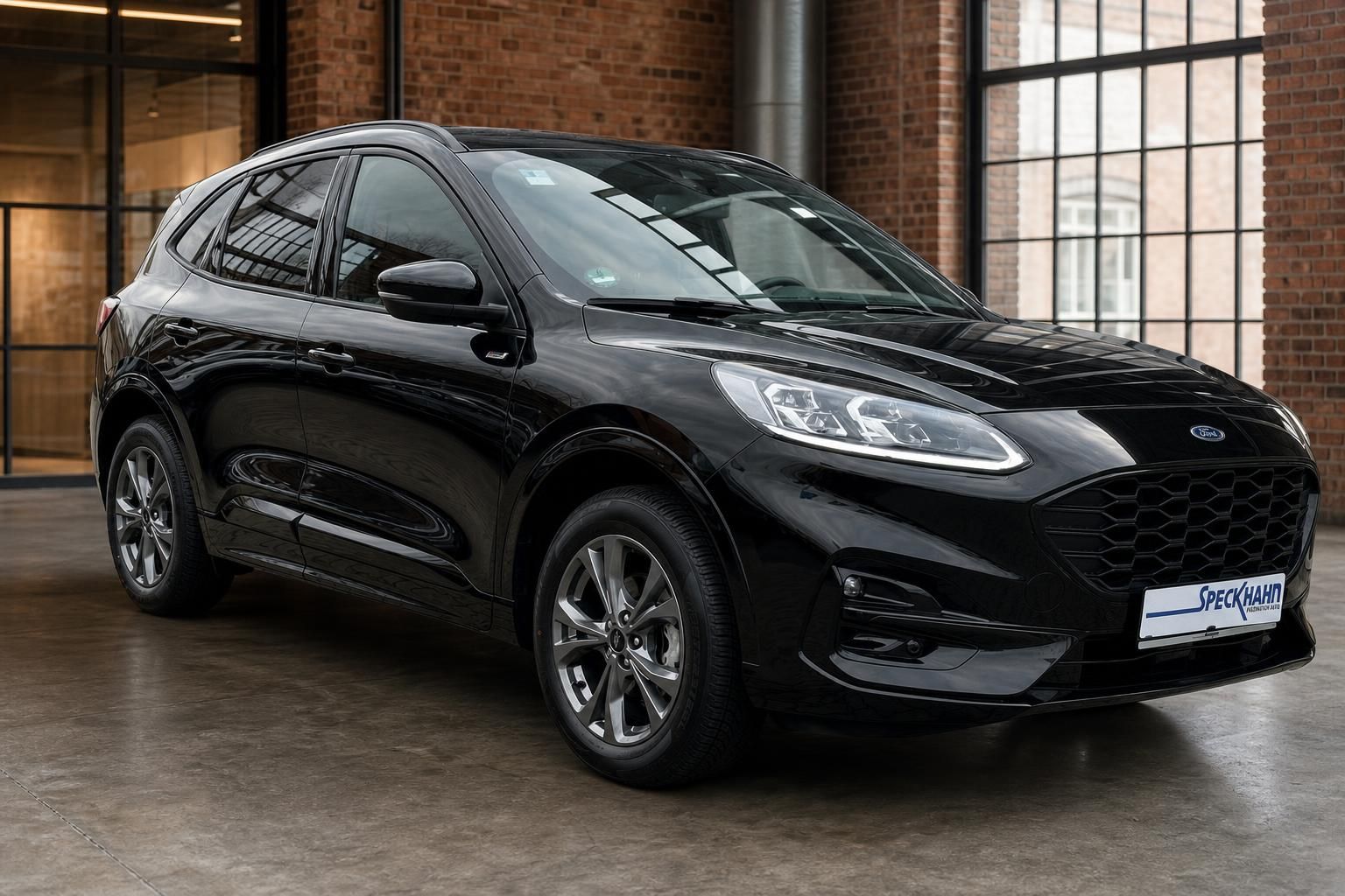 Ford Kuga schwarz Frontansicht seitlich in Industrie-Loft