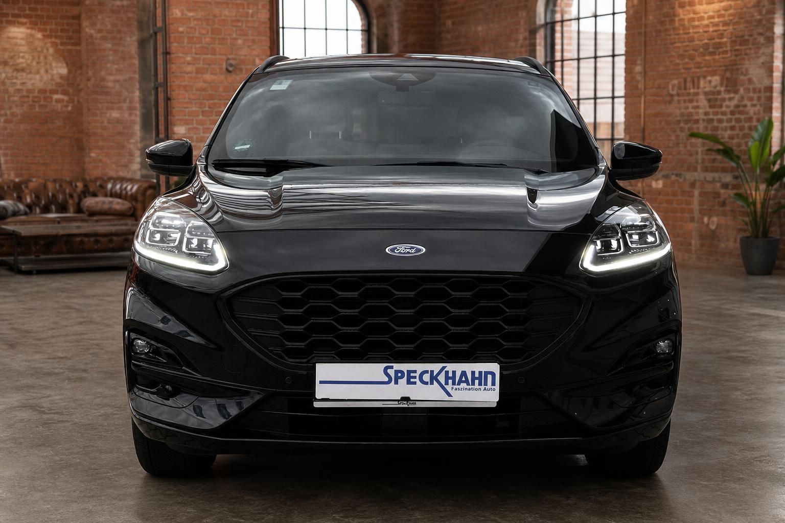 Ford Kuga schwarz Frontansicht mit LED-Scheinwerfern in Industriehalle