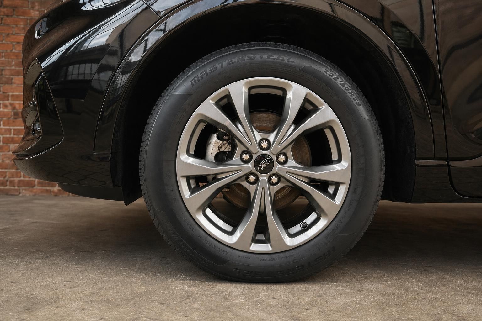 Ford Kuga Leichtmetallfelge Detailaufnahme mit Mastersteel Reifen