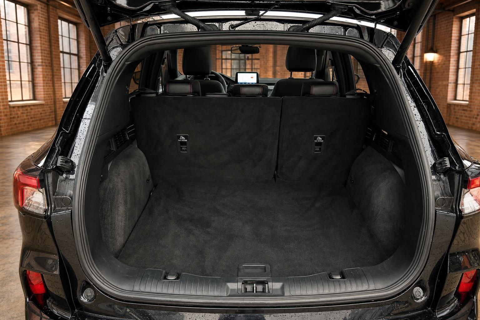 Ford Kuga Kofferraum mit geoeffneter Heckklappe und viel Ladevolumen