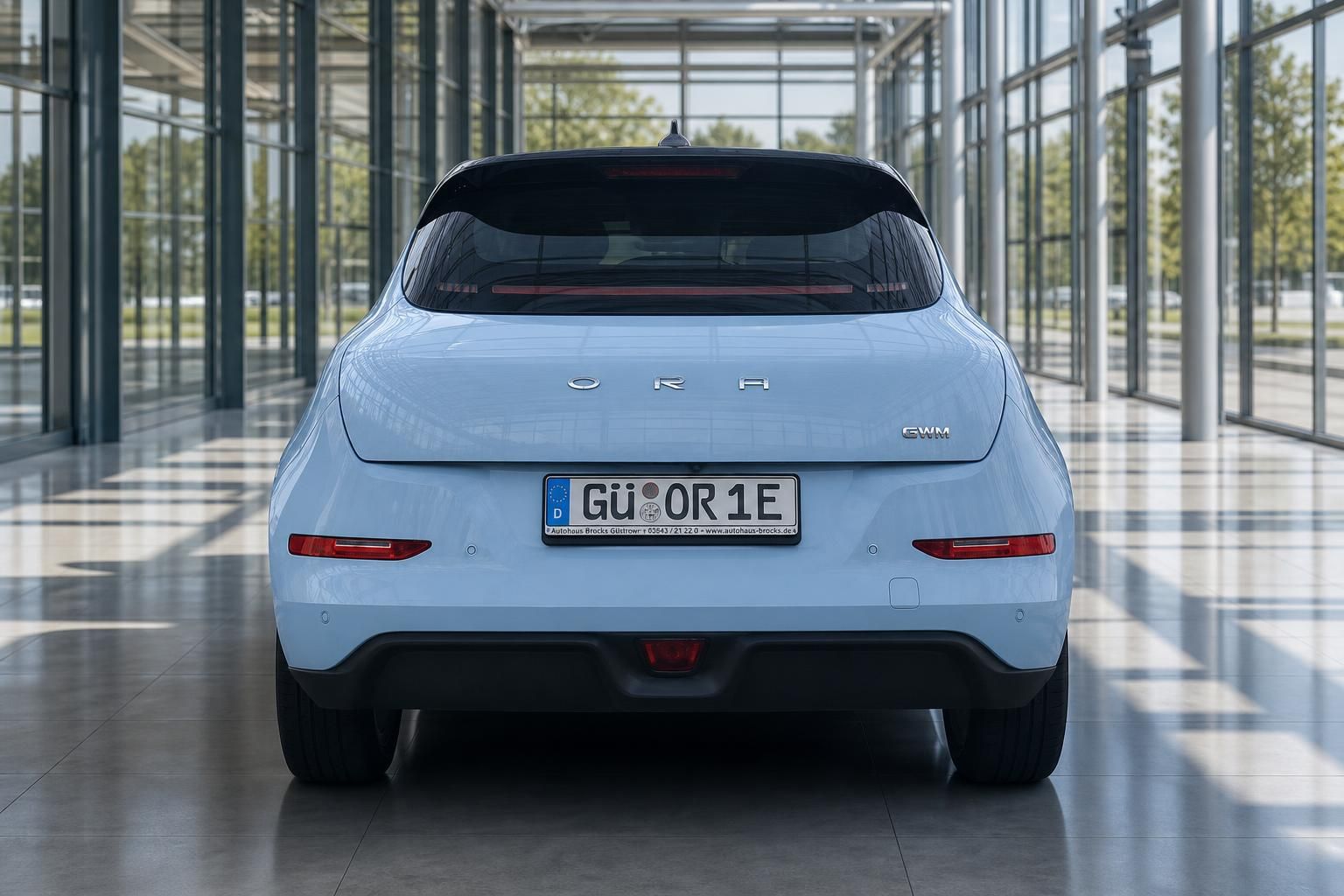 ORA 03 Elektroauto in Hellblau, Heckansicht in moderner Fahrzeughalle