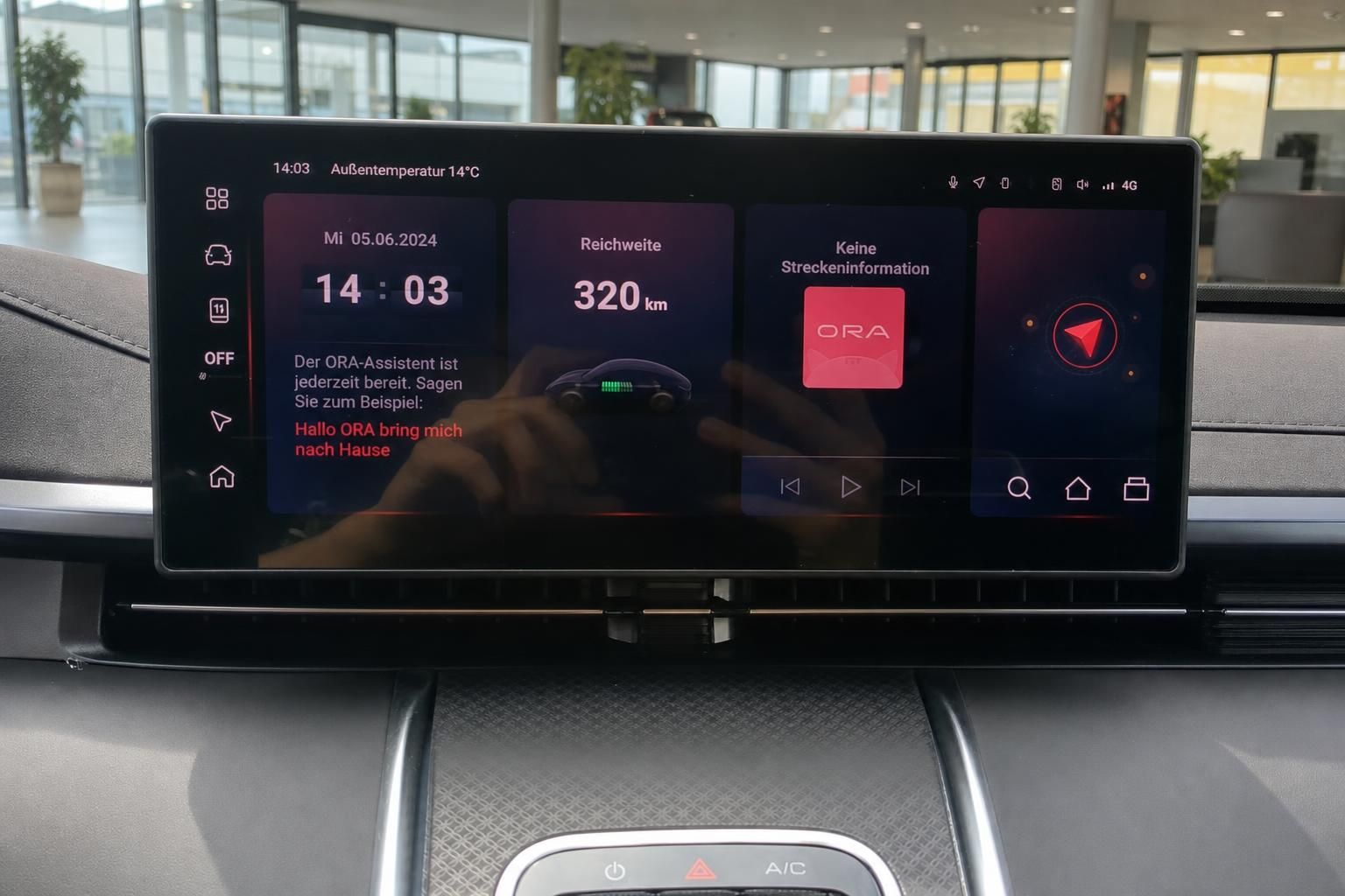 Zentrales Touchscreen-Display mit ORA Connect Navigationssystem und Sprachassistent