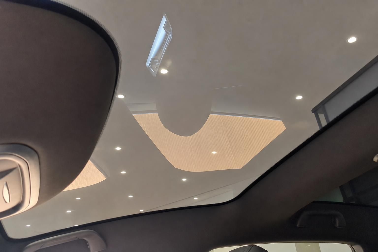 Panorama-Glasdach mit Holzoptik-Design im Fahrzeuginnenraum