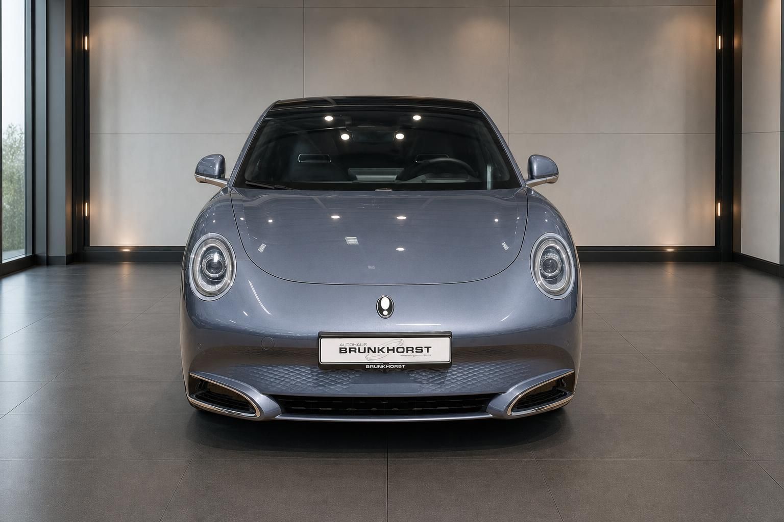 Silbergrauer Porsche Sportwagen Frontansicht im Autohaus Showroom
