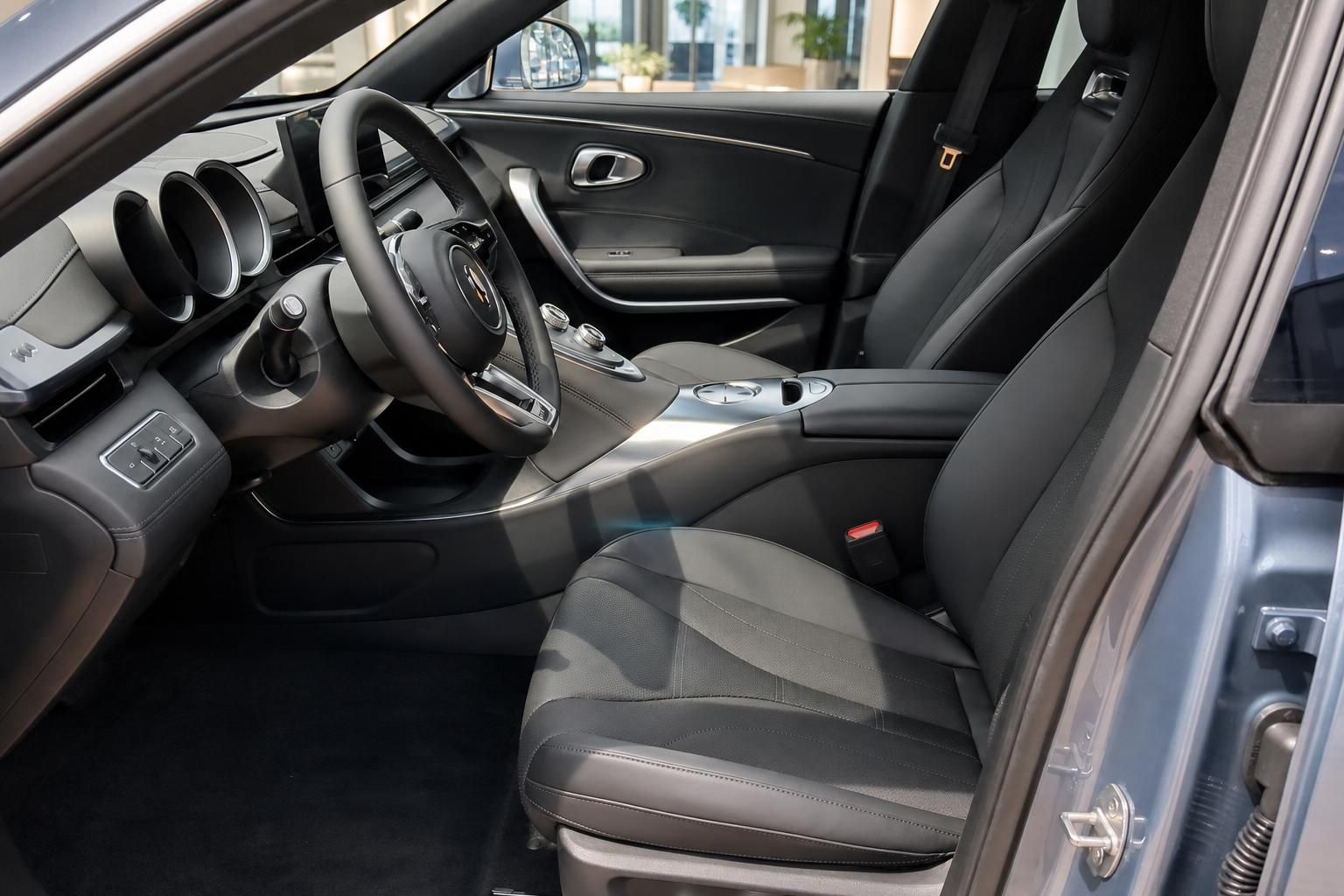 ORA Elektroauto Innenraum - Fahrersitz mit modernem Design und Lederausstattung