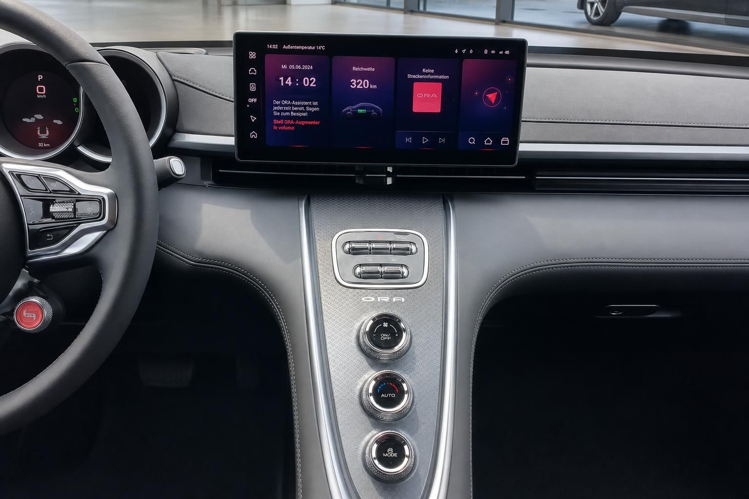 Modernes Fahrzeug-Cockpit mit digitalem Display und ORA Infotainment-System