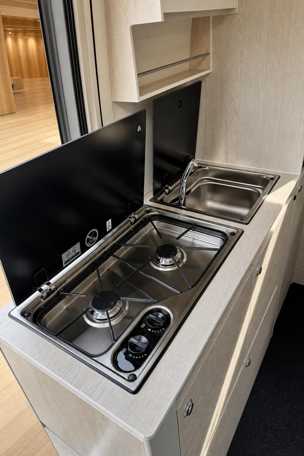 Campingküche mit Gasherd und Spüle im Wohnmobil Innenraum
