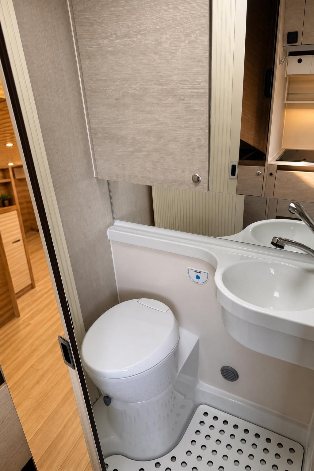 Kompaktes Bad mit Toilette und Waschbecken im Wohnmobil
