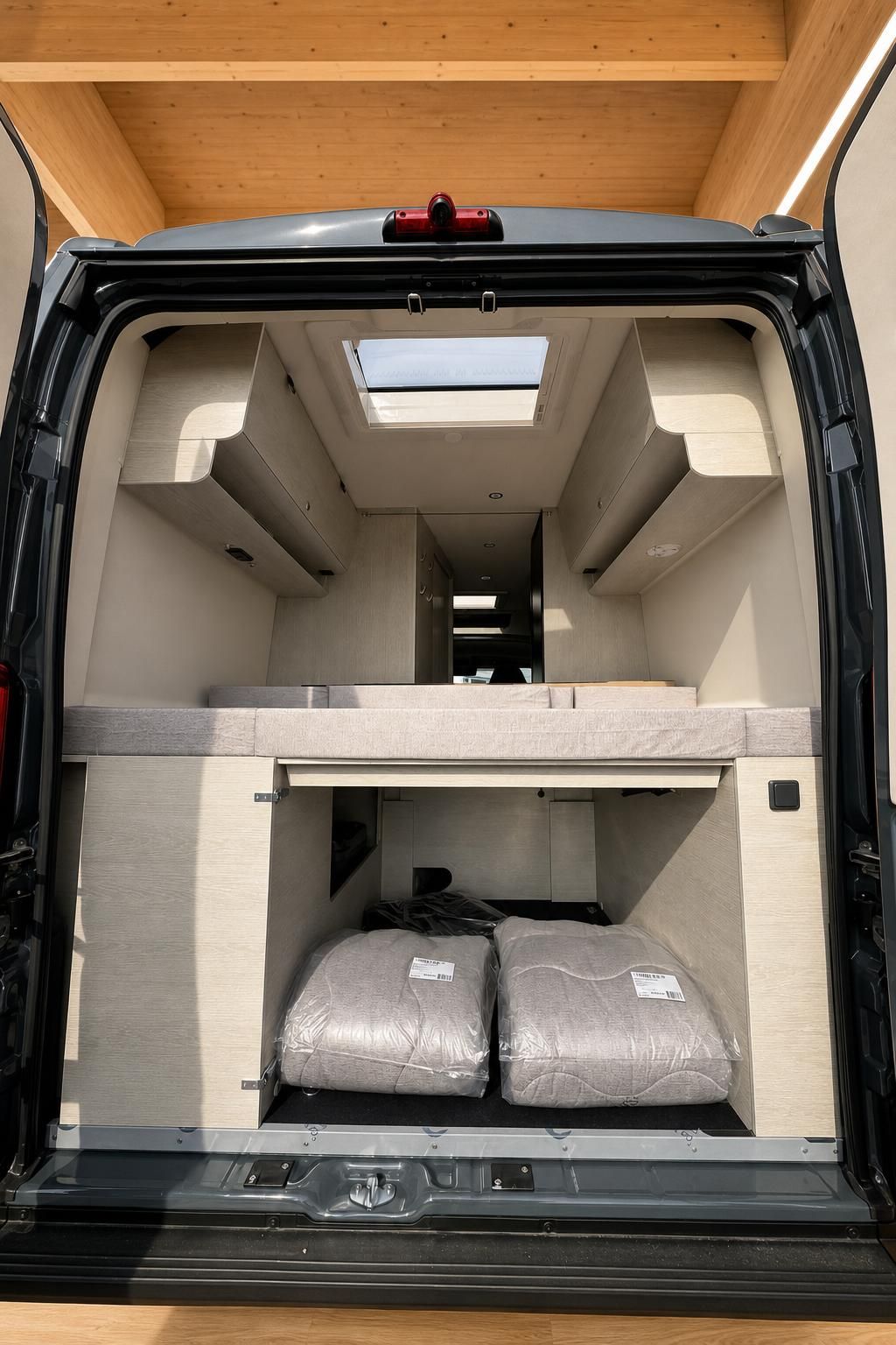 Blick durch Heckklappe in den Wohnraum des Campervans