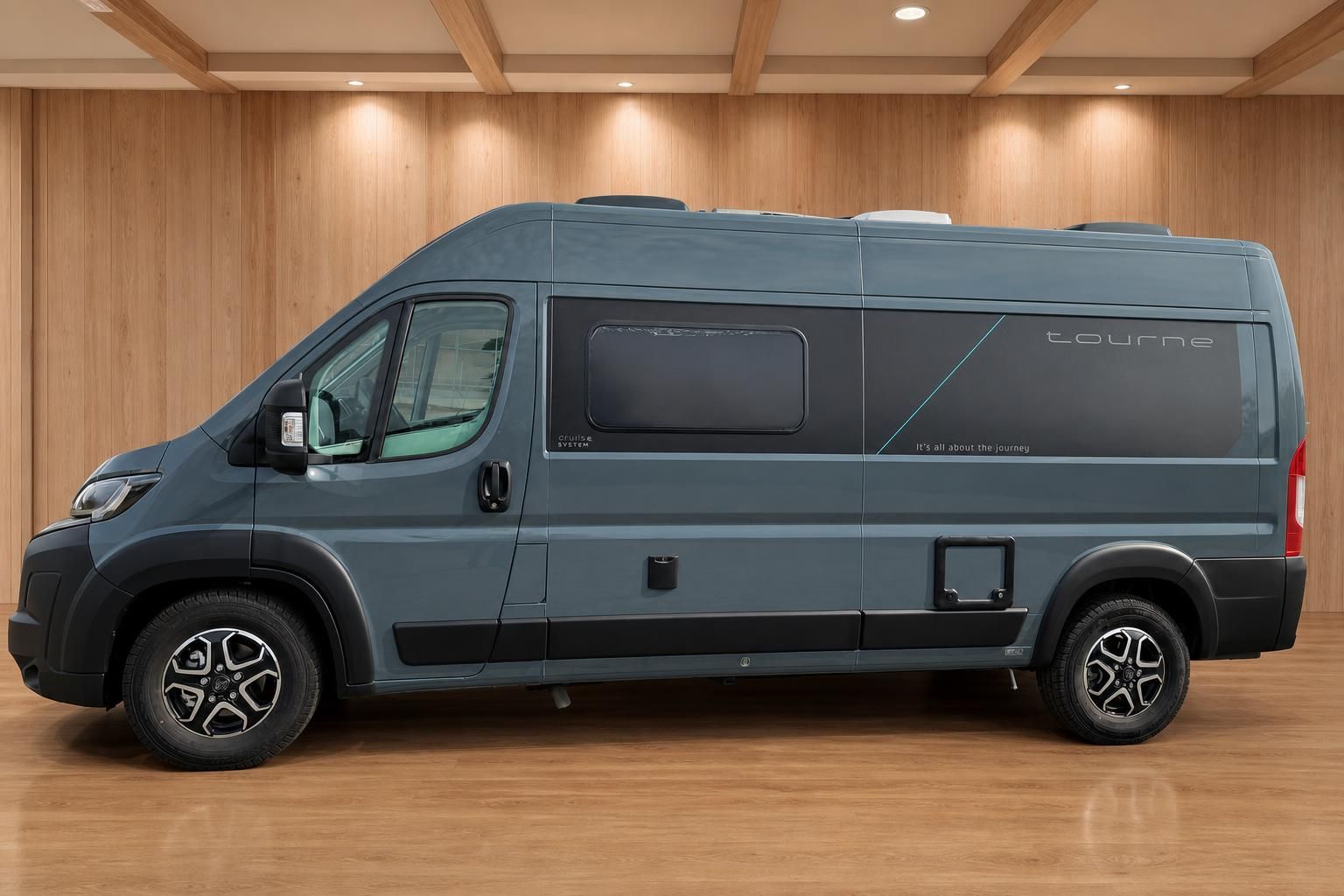 Camperbus Tourne Seitenansicht grau mit Sonderaufbauten und Fenstern
