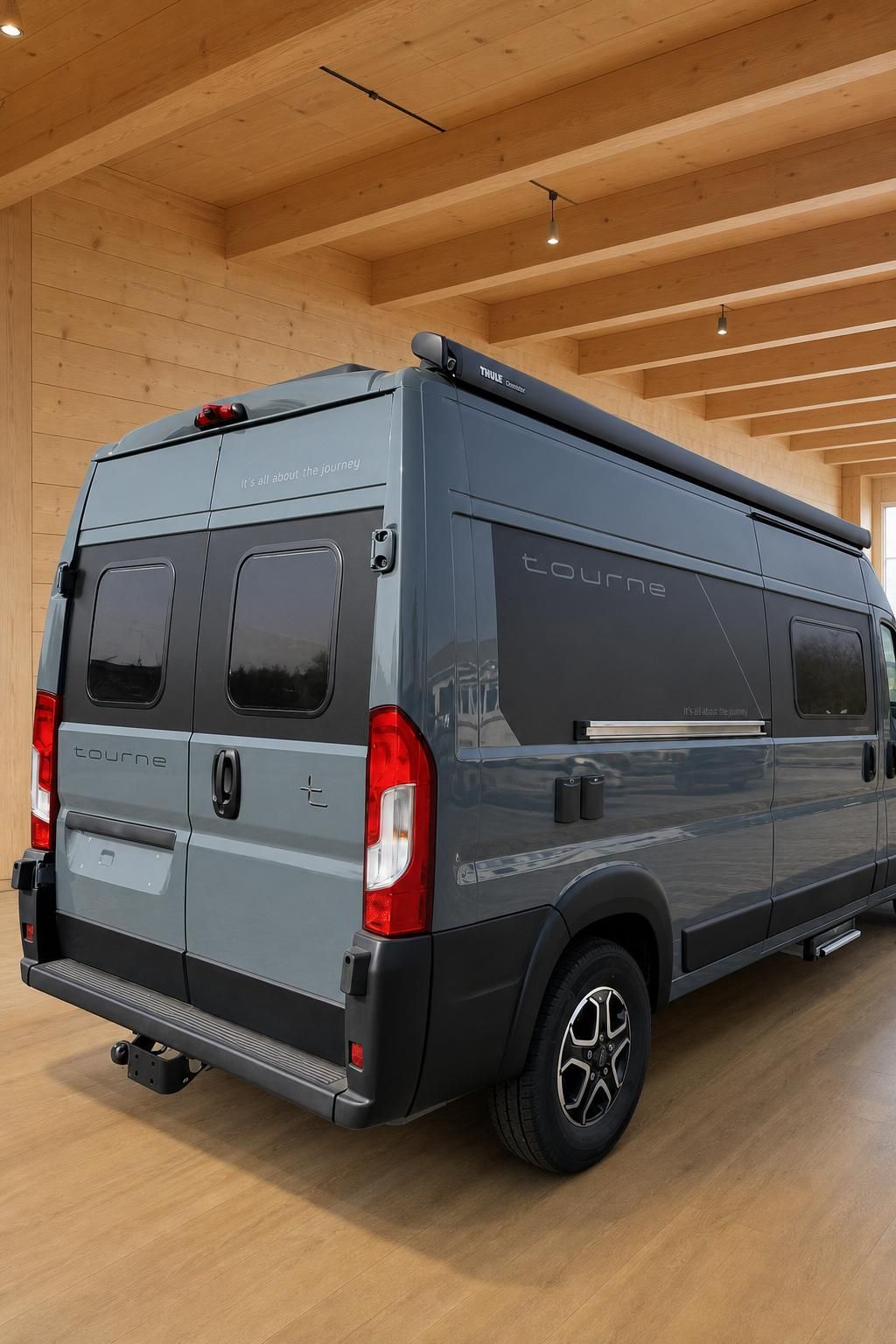 Tourne Wohnmobil Heckansicht mit Thule Dachfenster und Anhängerkupplung