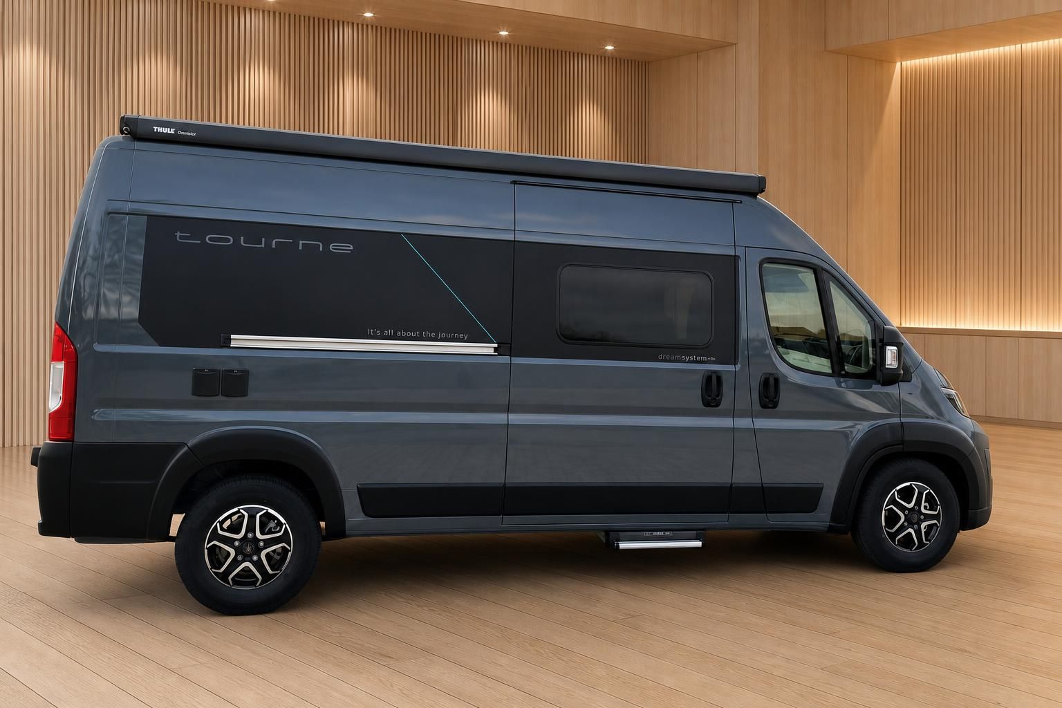 Wohnmobil Tourne Kastenwagen Seitenansicht mit Markise im Showroom