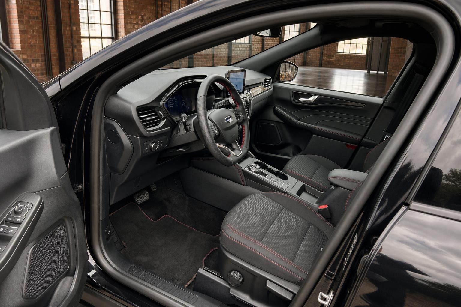 Ford Kuga Innenraum Cockpit und Sitze durch offene Fahrertür