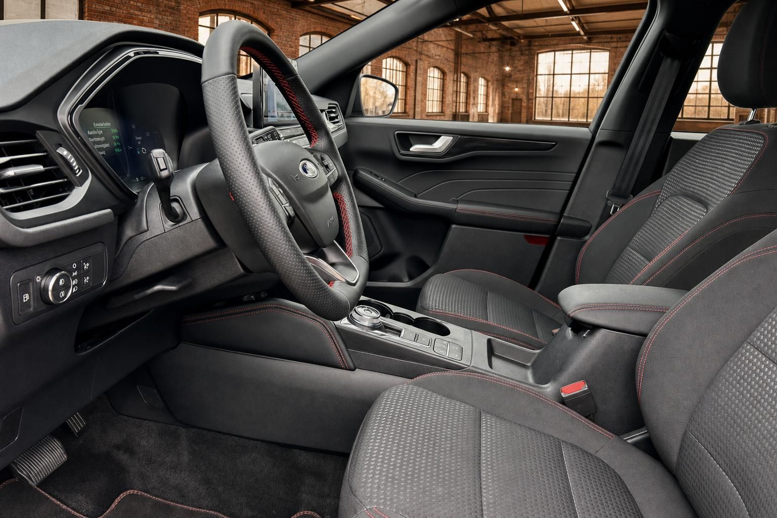 Ford Innenraum mit Ledersitzen und rotem Kontrastnaht-Design
