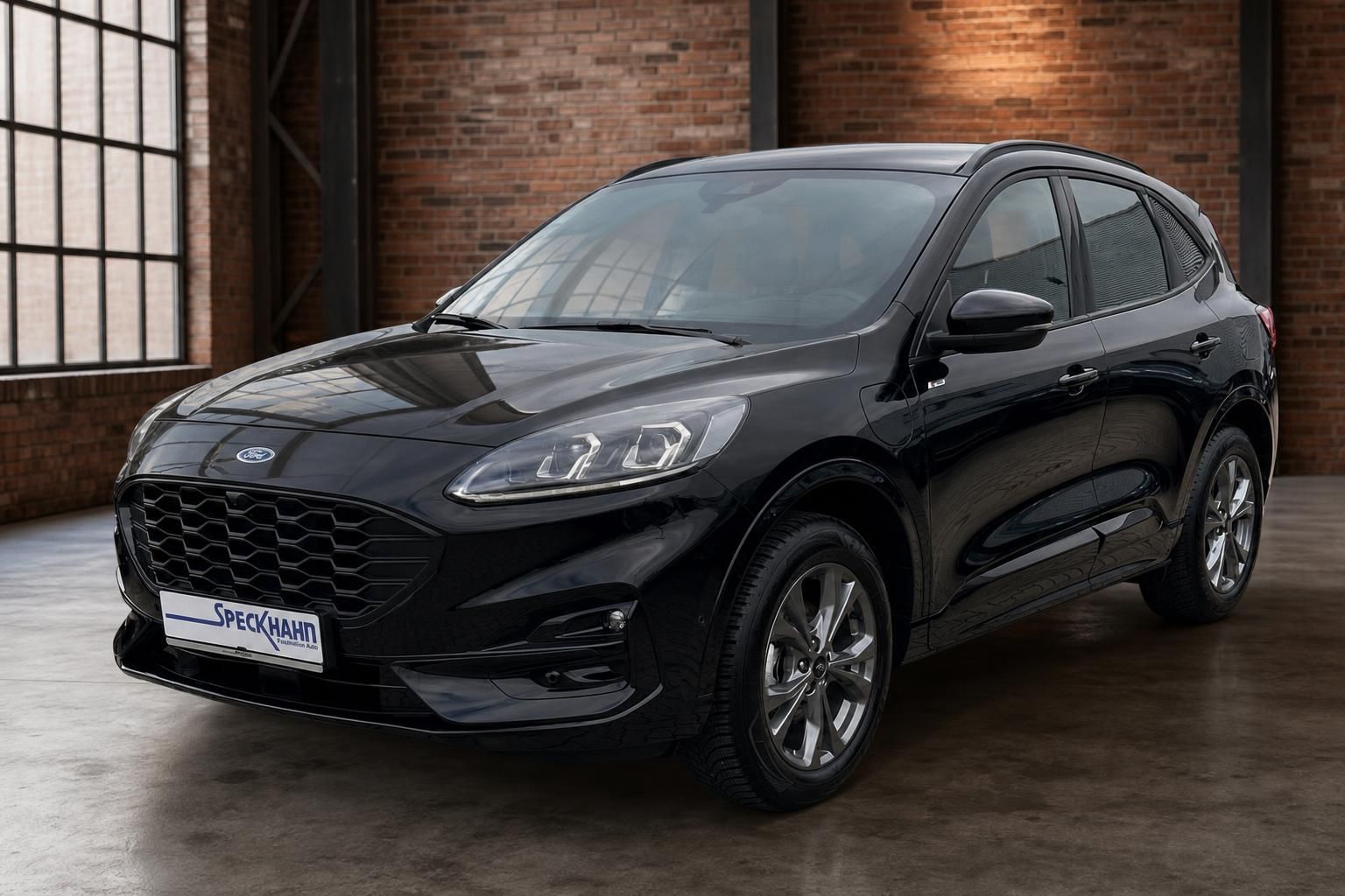 Ford Kuga schwarz Frontansicht schräg in Industriehalle
