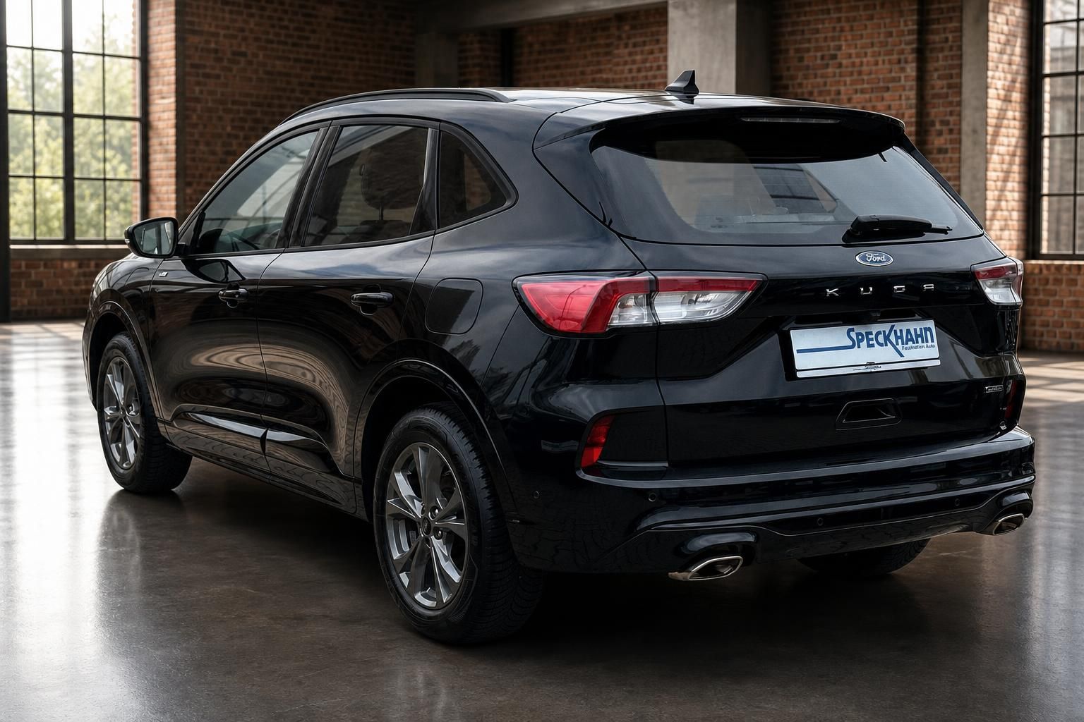 Ford Kuga schwarz Heckansicht in Industriehalle mit Backsteinwand