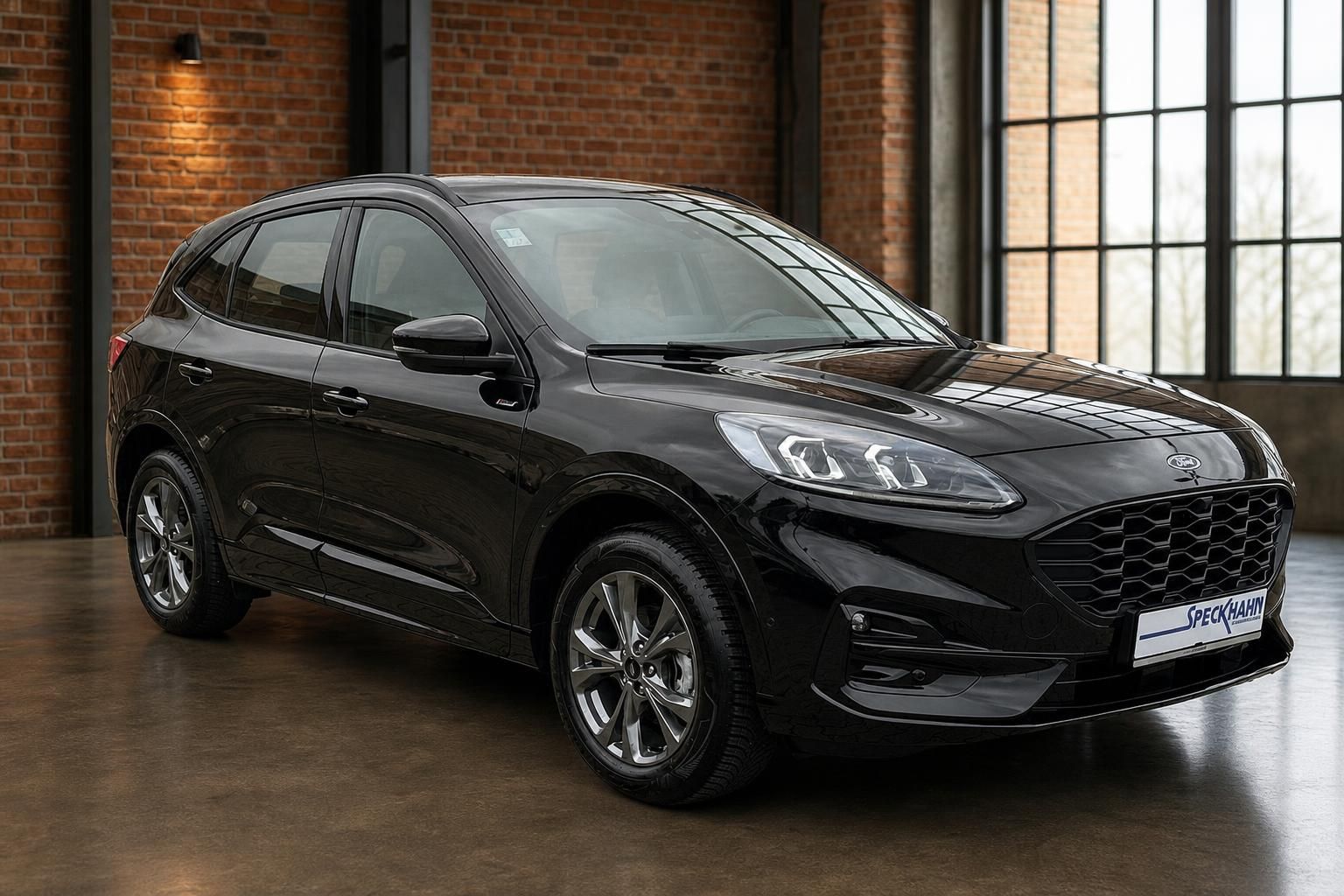 Ford Kuga schwarz Frontansicht seitlich in loftartiger Halle