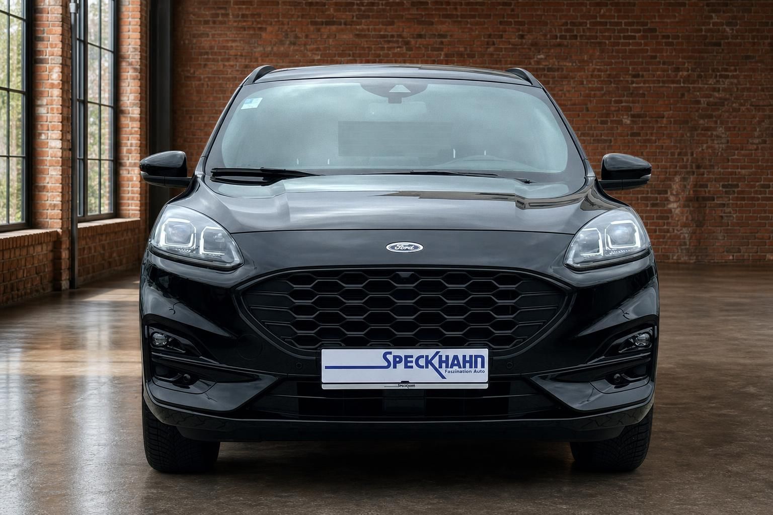 Ford Kuga schwarz Frontansicht in historischer Industriehalle