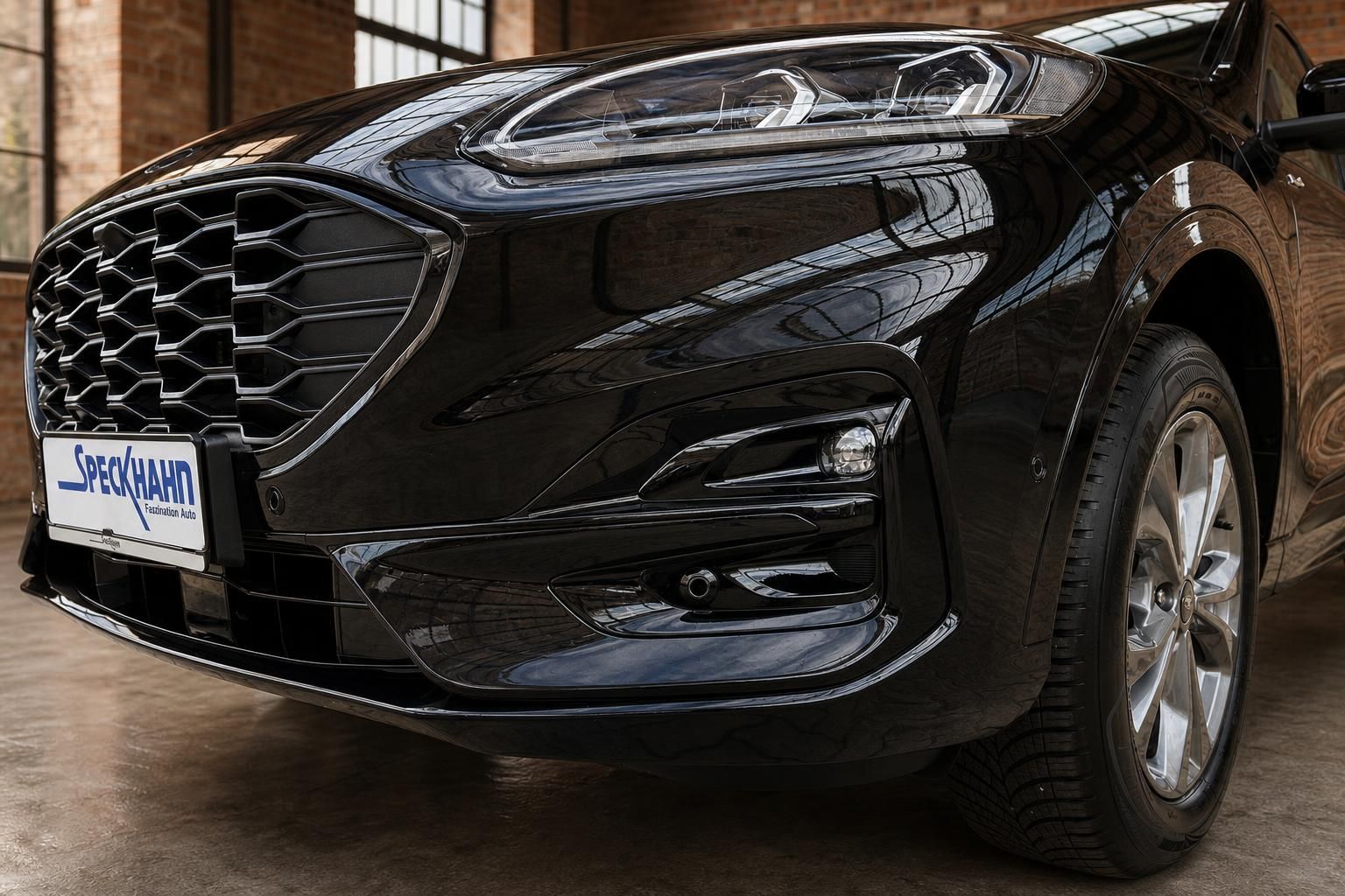 Ford Kuga schwarz Frontstoßstange und Kühlergrill Detailansicht