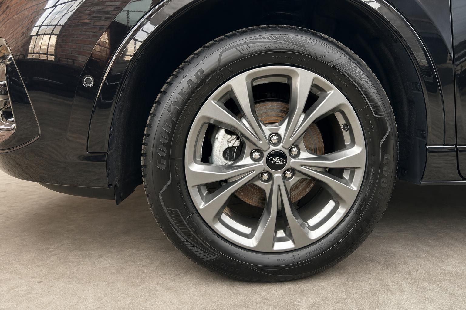 Ford Kuga Leichtmetallfelge und Reifen Detailaufnahme