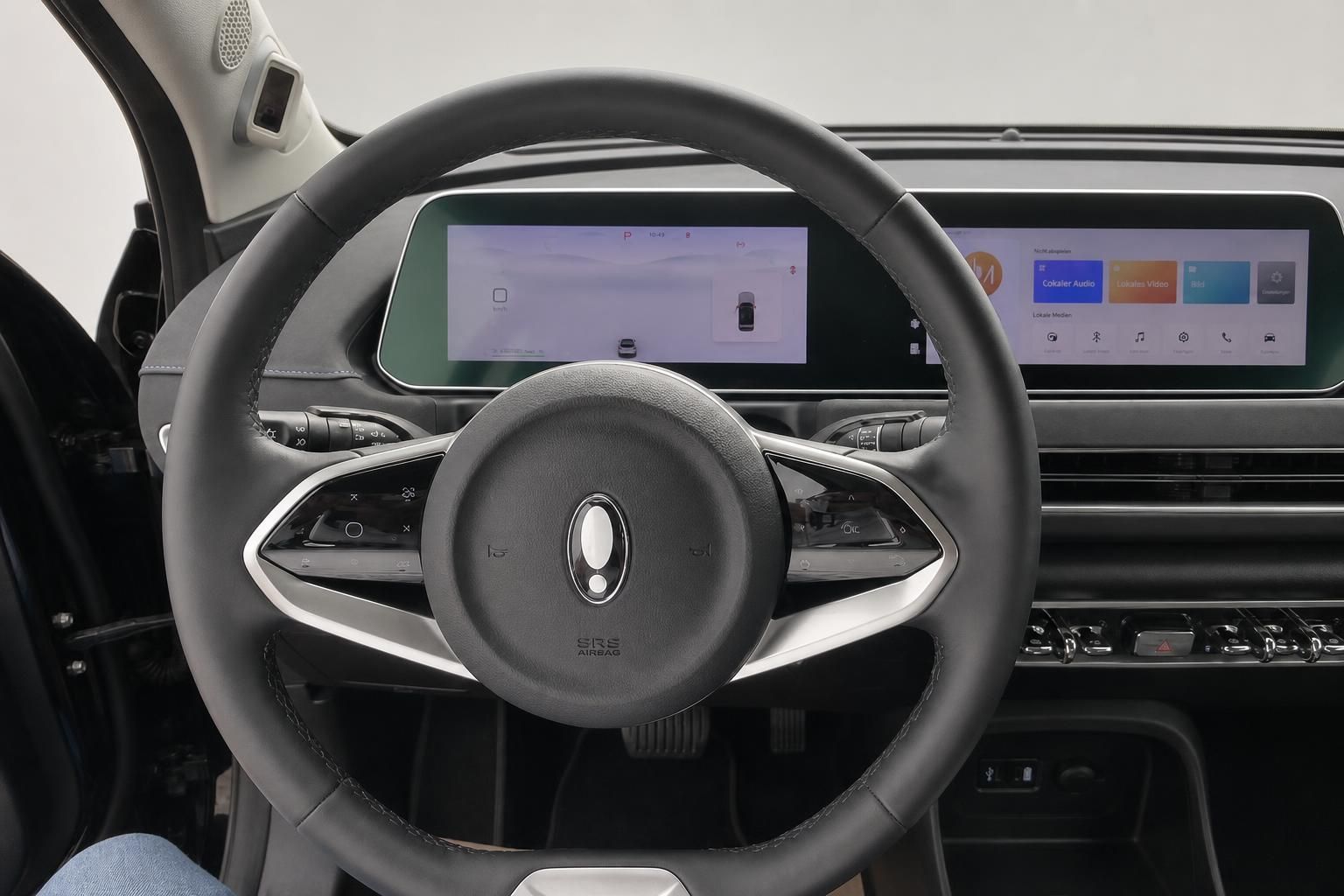 Lenkrad und Digitalcockpit im Innenraum des ORA Elektrofahrzeugs