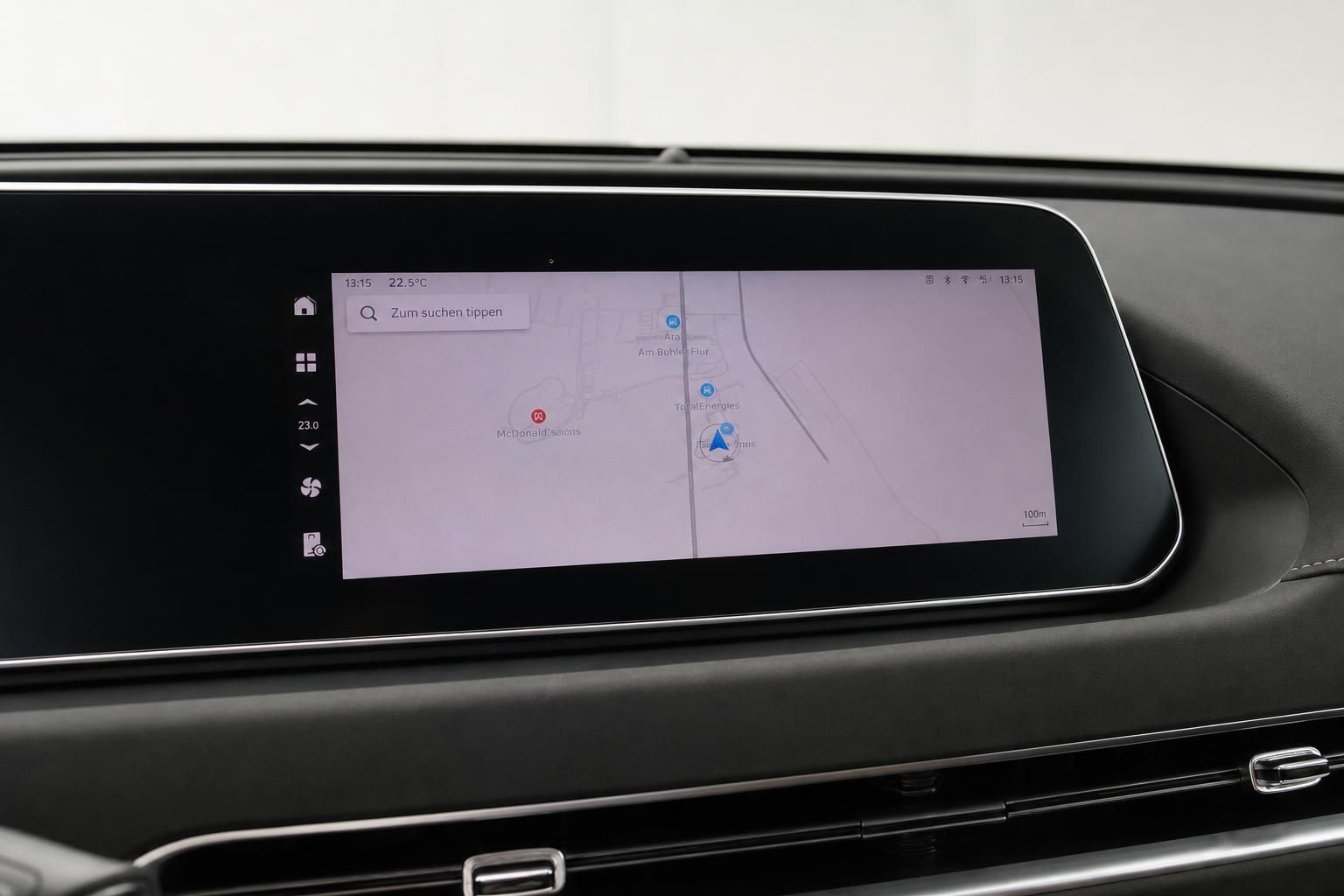Navigationssystem und Touchscreen im ORA Fahrzeuginterieur