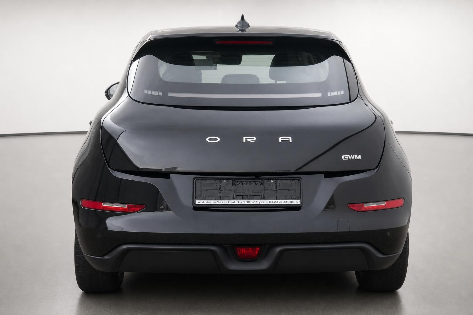 ORA Elektroauto schwarz Heckansicht mit GWM Schriftzug
