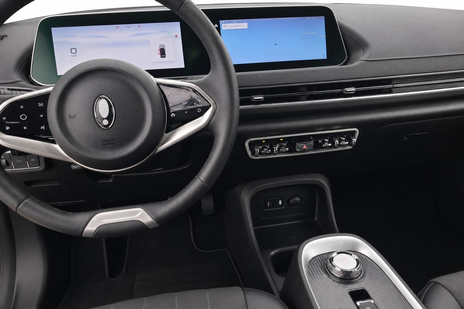 Cockpit mit Doppelbildschirm, Lenkrad und Mittelkonsole im Elektroauto