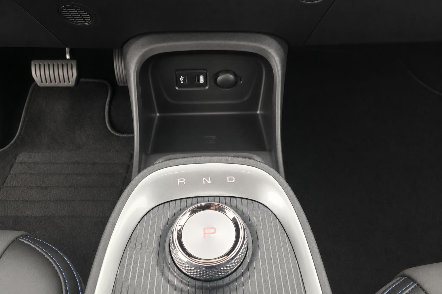 Mittelkonsole mit Drehschalter und USB-Anschluss im Fahrzeuginnenraum