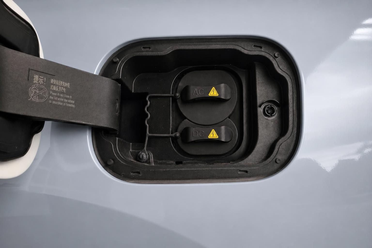 Ladeanschluss fuer AC und DC Laden am Elektrofahrzeug im Detail