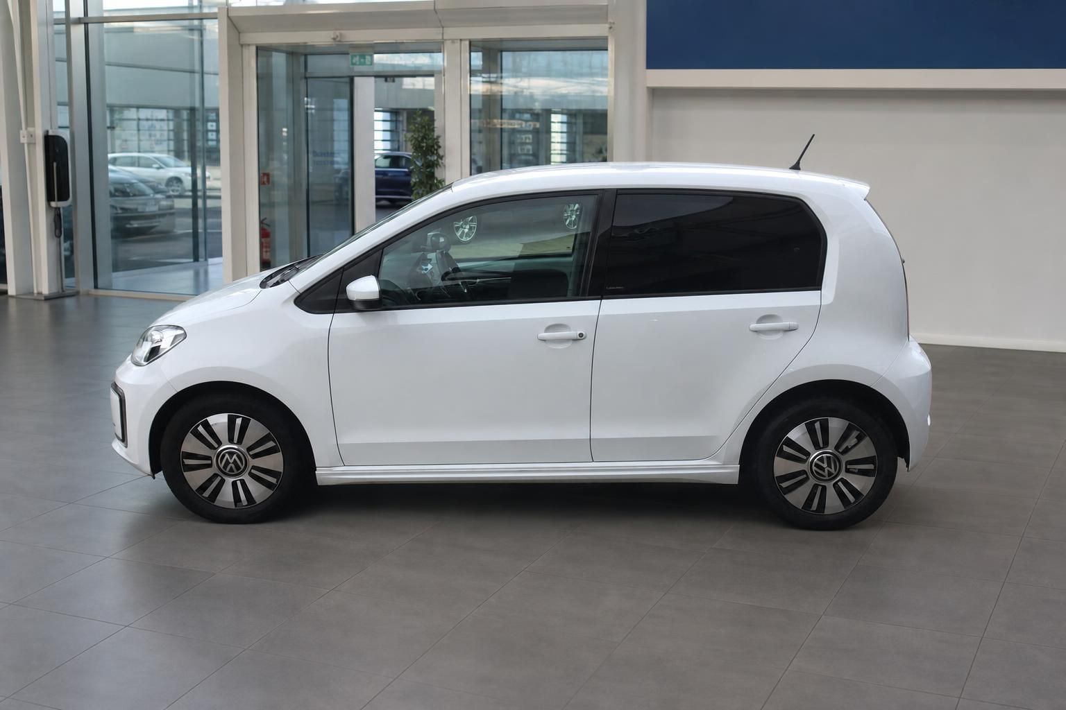 VW e-up! weiß Seitenansicht im Autohaus mit Leichtmetallfelgen
