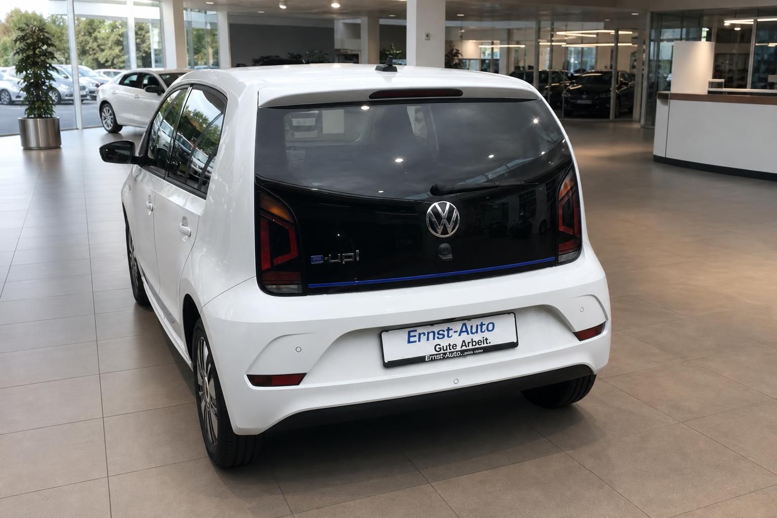 VW e-up! weiß Heckansicht mit LED-Rückleuchten im Showroom