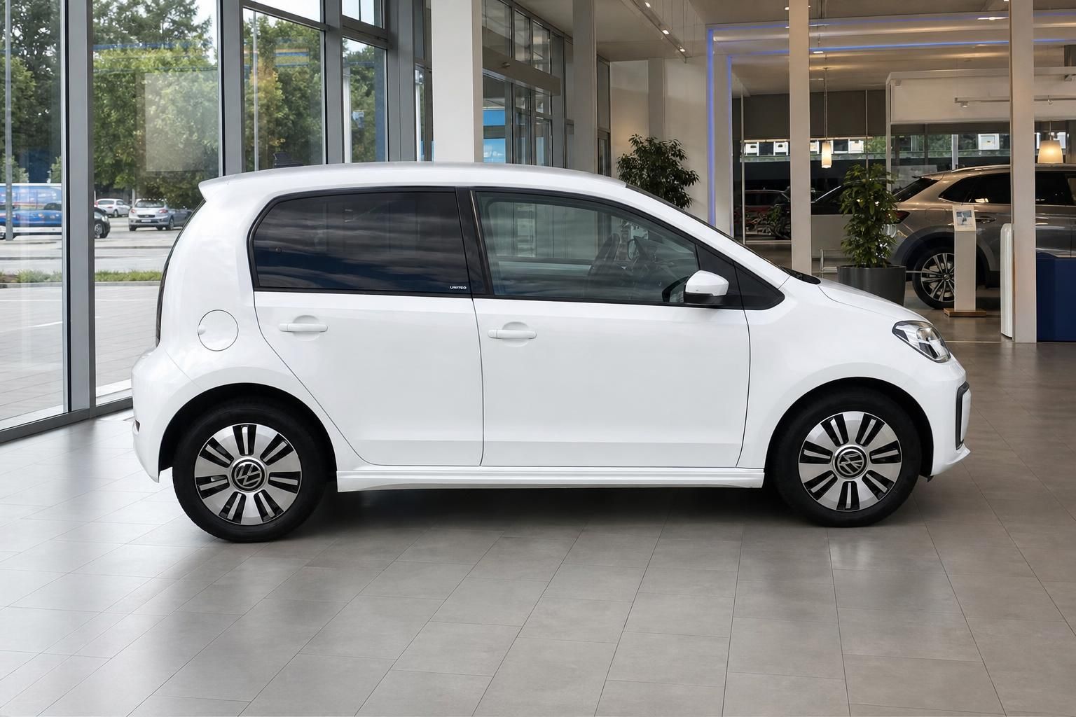 VW e-up! weiß Seitenansicht im Autohaus Showroom