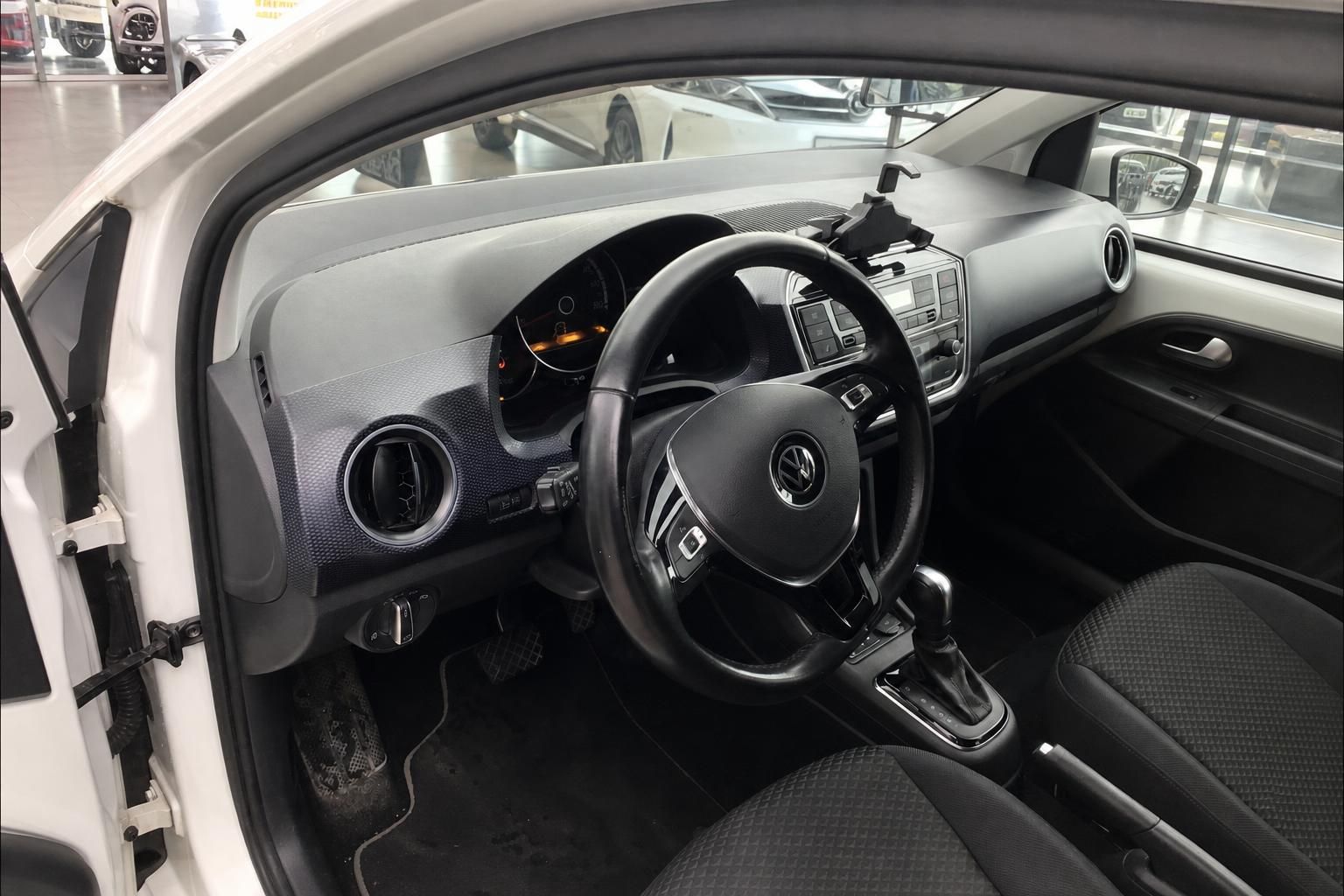 VW e-up! Innenraum mit Cockpit, Lenkrad und Armaturenbrett