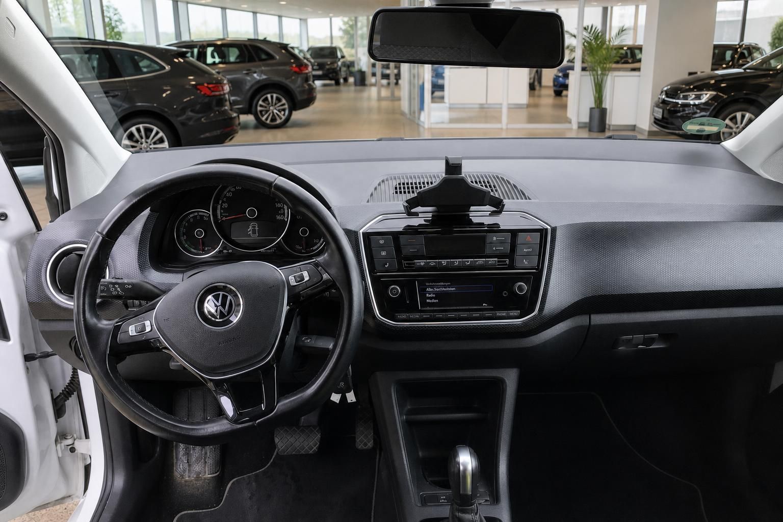 VW Innenraum mit Lenkrad, Cockpit und Armaturenbrett im Autohaus