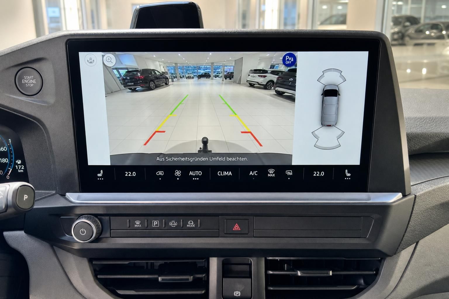 VW Touchscreen mit Rückfahrkamera und Umgebungsansicht im Detail