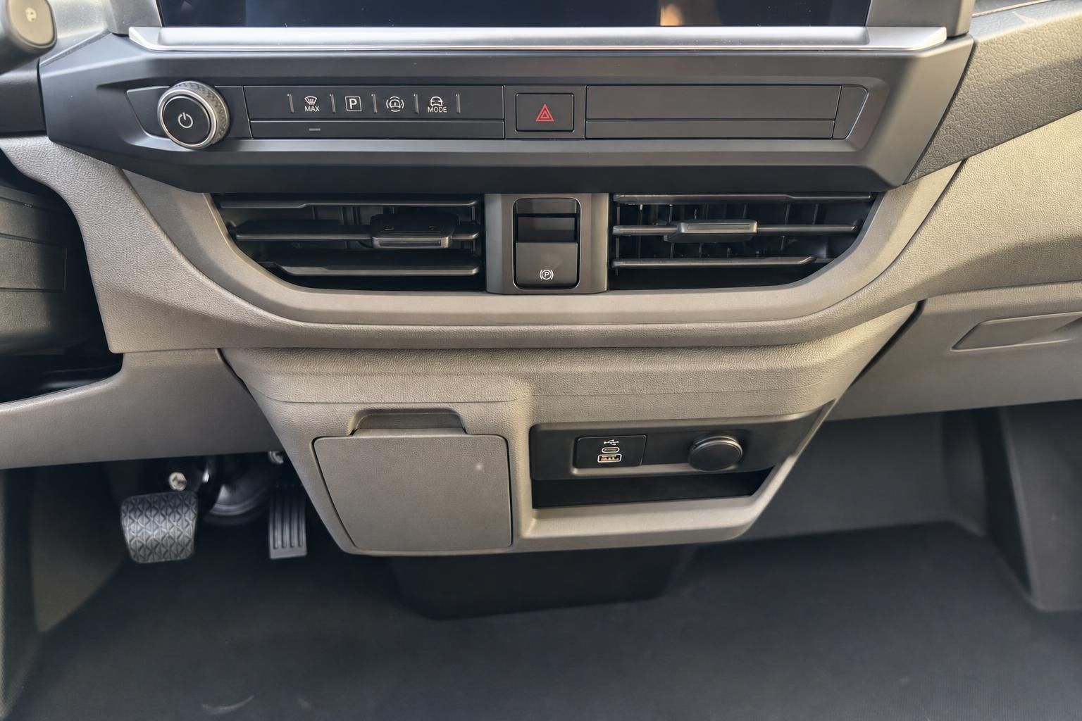 VW Mittelkonsole mit USB-Anschluss und Bedienelementen im Detail