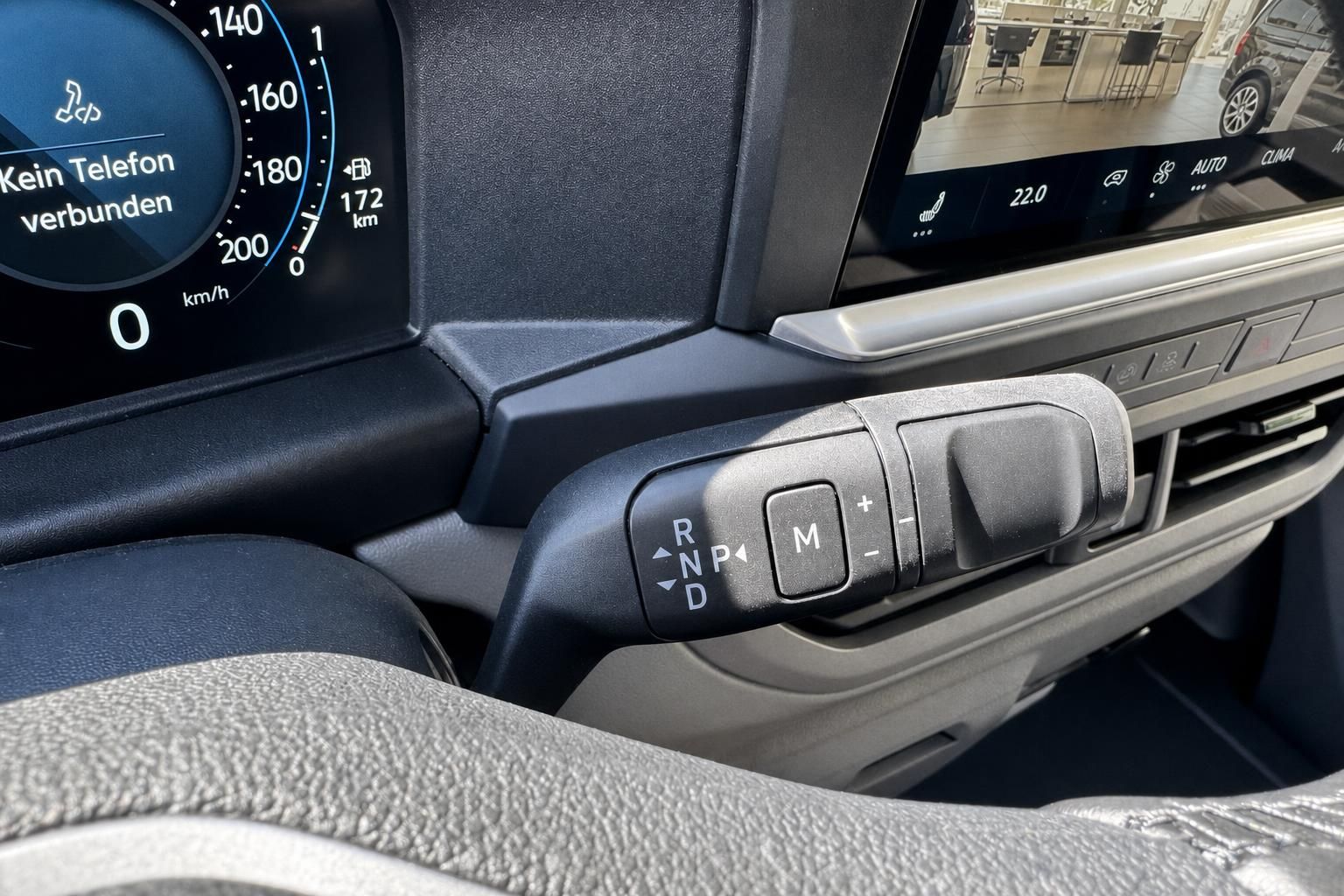 Getriebewahlhebel und Tacho im VW Cockpit Detailansicht