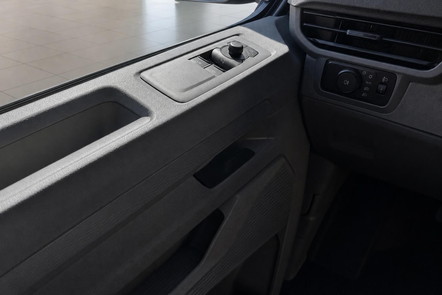 Fensterheberschalter und Lichtschalter im VW Fahrzeuginnenraum